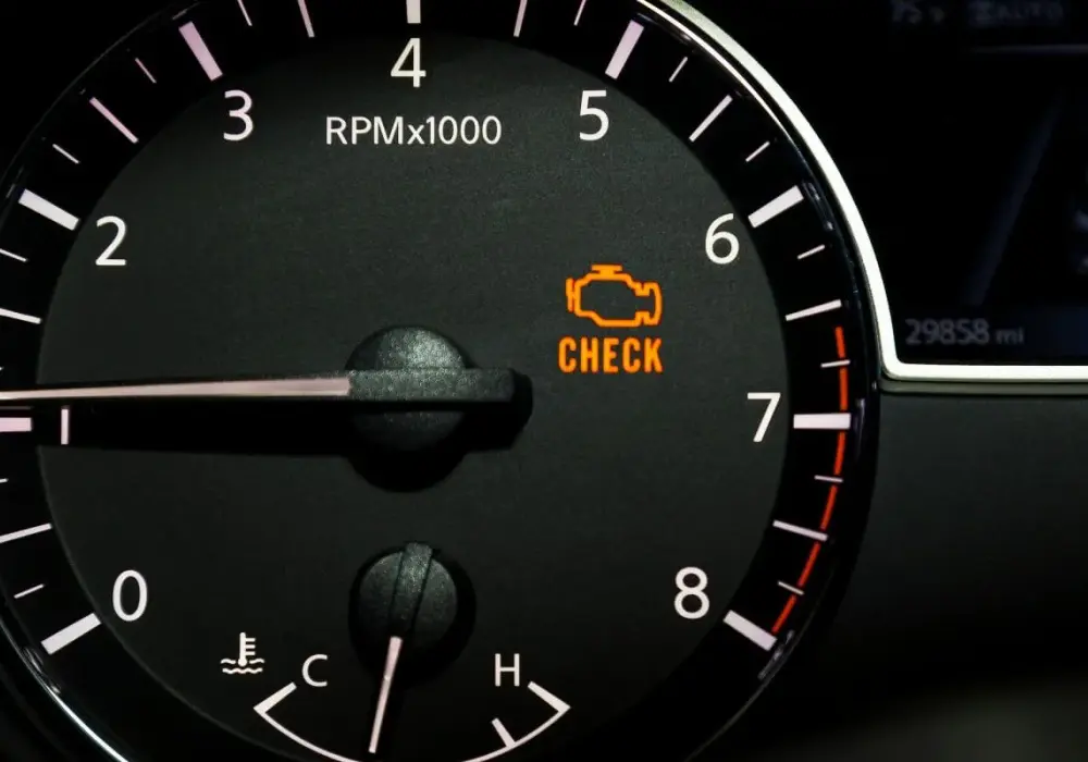 Uszkodzony sterownik silnika objawy – jak je rozpoznać i co robić?