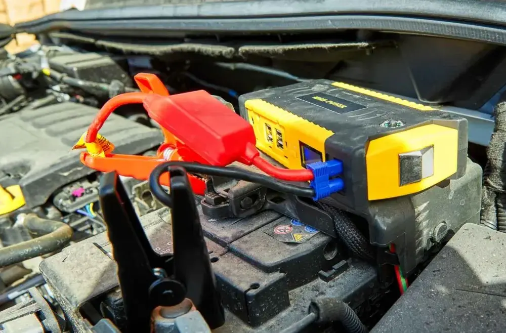 Jak podłączyć prostownik w mondeo mk4 bez ryzyka uszkodzenia akumulatora