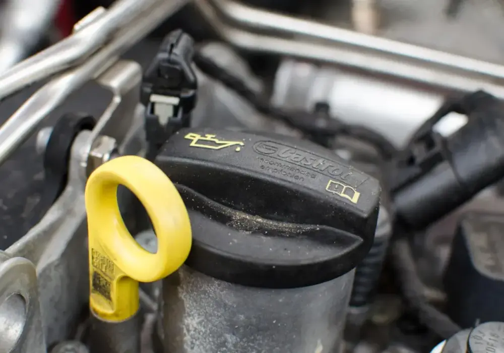 Za dużo oleju w silniku? Objawy, usuwanie i kiedy do mechanika
