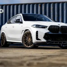 Białe BMW X6 z brązowymi felgami, których rozstaw śrub idealnie pasuje do sportowego charakteru auta.
