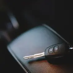 Kluczyk samochodowy z pilotem. Zastanawiasz się, ile kosztuje dorobienie klucza do samochodu z pilotem?