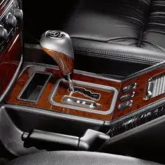 Drewniane wykończenie konsoli środkowej z dźwignią zmiany biegów 7G-Tronic. Skórzane fotele i eleganckie detale.