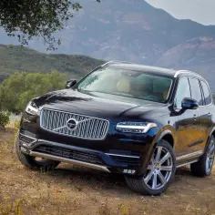 Czarne Volvo XC90 na tle górskich krajobrazów. Wiele osób szuka o nim pozytywnych volvo xc90 opinie.