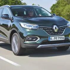 Zielony Renault Kadjar na drodze. Choć piękny, warto znać jego wady przed zakupem.