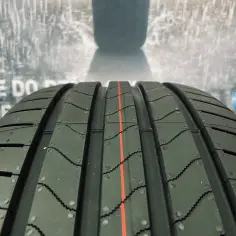 Nowe opony Bridgestone z czerwonymi akcentami. Dobre opony, warto sprawdzić opony Bridgestone opinie przed zakupem.