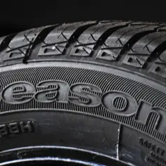 Opony wielosezonowe "4Seasons" z bieżnikiem zapewniającym przyczepność w każdych warunkach.