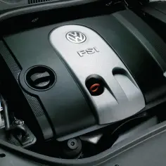 Silnik 1.6 FSI Volkswagena z widocznym logo i napisem FSI.