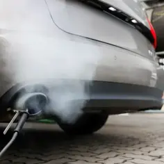 Dym z rury wydechowej podczas badania. Dowiedz się, ile kosztuje przegląd auta i czy warto go zrobić.