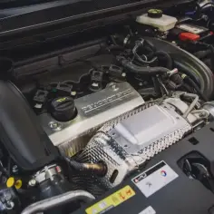 Silnik 1.6 PureTech z napisem Peugeot Sport.