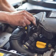 Mechanik naprawia silnik Toyoty, być może rozwiązując problem z kodem błędu DTC P1604.