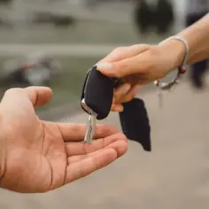 Przekazanie kluczyka do samochodu. Dorobienie kluczyka do samochodu zakończone sukcesem, nowa kopia gotowa do użycia.