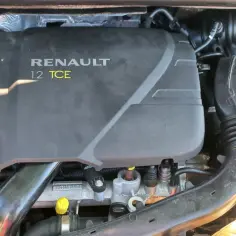 Silnik Renault 1.2 TCE z widocznym osprzętem i osłoną.