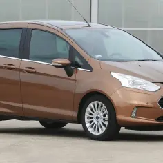 Brązowy Ford B-Max z przyciemnianymi szybami i chromowanymi listwami, gotowy na rodzinną podróż.