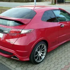 Czerwony Honda Civic UFO z tuningowym spoilerem i felgami.
