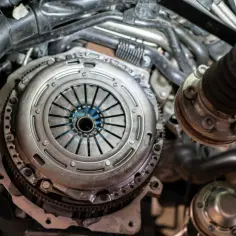 Widok mechanizmu sprzęgła samochodowego. Zapowietrzone sprzęgło objawy mogą być widoczne w jego stanie.