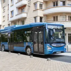 Niebieski autobus miejski Iveco Urbanway z napędem CNG i hybrydowym, gotowy do jazdy po mieście.