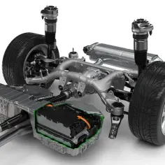 Podwozie samochodu plug-in hybrid z widocznym pakietem baterii i elementami zawieszenia.