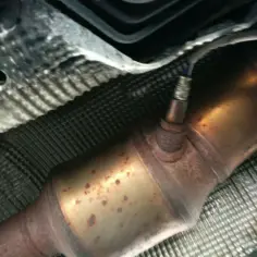 Podwozie Volvo z widocznym czujnikiem tlenu i katalizatorem, potencjalnie powiązane z błędem DTC P0420.