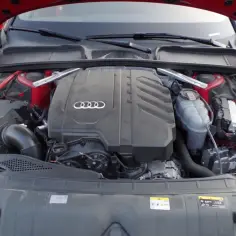 Silnik Audi A5 F5 z widocznym logo marki.