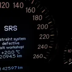 Na desce rozdzielczej Mercedesa świeci się kontrolka SRS, informując o usterce systemu poduszek powietrznych.