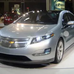 Srebrny Chevrolet Volt na wystawie, z błyszczącym lakierem i nowoczesnymi światłami.