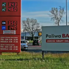 Cena gazu do auta (LPG) na stacji BAQ to 1,40 zł. Obok widnieją ceny benzyny 95 (3,43 zł) i 98 (4,60 zł).