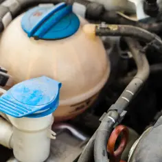 Zbiornik płynu chłodniczego i węże w komorze silnika. Zapowietrzony układ chłodzenia objawy mogą być widoczne jako niskie poziomy płynu.