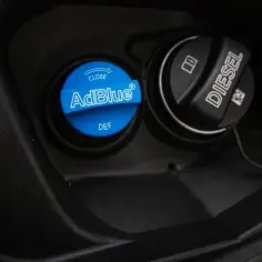 Niebieski korek z napisem AdBlue i DEF obok czarnego korka Diesel. To miejsce, gdzie wlewa się płyn AdBlue, co to jest?