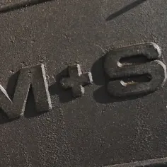 Napis "M+S" na bieżniku opony, oznaczający gotowość na błoto i śnieg.