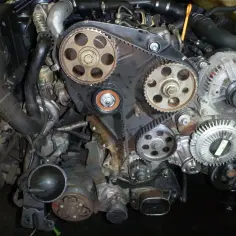 Silnik 1.9 TDI w trakcie wymiany rozrządu. Zastanawiasz się nad wymiana rozrządu 1.9 tdi koszt? Sprawdź, co obejmuje usługa.