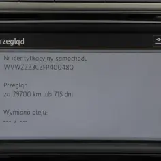 Ekran VW z numerem VIN i informacją o przeglądzie. Ten vw vin decoder wyposażenie pokazuje, że do przeglądu zostało 29700 km.