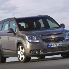 Chevrolet Orlando 1.8 benzyna, wszechstronny minivan na tle błękitnego nieba.