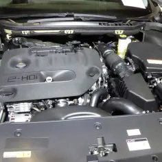Silnik 2.0 HDi w Peugeot 508. Wiele osób chwali go za dynamikę i niskie spalanie, co potwierdzają liczne peugeot 508 opinie.