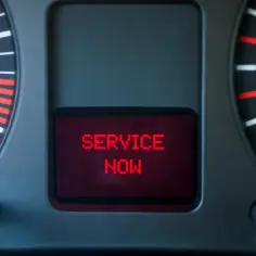 Kontrolka EPC świeci się na desce rozdzielczej Skody, a komunikat "SERVICE NOW" wzywa do natychmiastowego serwisu.