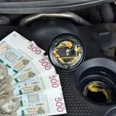Olej w płynie chłodniczym i banknoty 500 zł obok silnika. Awaria samochodu kosztuje fortunę.