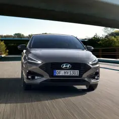 Szary Hyundai i30 1.6 CRDi jedzie po moście wśród zieleni.