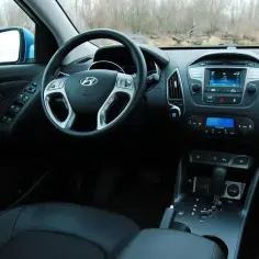 Wnętrze Hyundai ix35 2.0 benzyna: kierownica, deska rozdzielcza z radiem i klimatyzacją, dźwignia zmiany biegów.