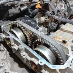 Rozrząd w silniku 1.2 PureTech, widok na koła zębate i pasek rozrządu.