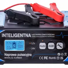 Inteligentna ładowarka samochodowa z funkcją ładowania akumulatora AGM. Wyświetlacz pokazuje napięcie, prąd i stan naładowania.