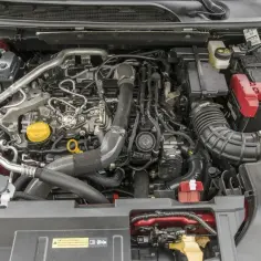Silnik 1.3 TCe, widok z góry. Widać turbosprężarkę, przewody, akumulator i inne elementy.