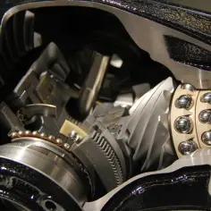 Wnętrze mechanizmu różnicowego, widoczne koła zębate i łożyska kulkowe. To serce napędu, gdzie zachodzi precyzyjna szpera.