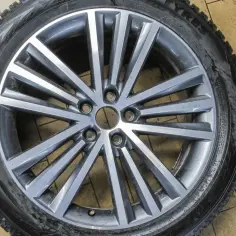Felga aluminiowa do Golfa 5, rozstaw śrub 5x112, z oponą zimową 225/50R19.