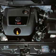 Silnik 1.9 TDI ARL, czarny, z widocznym logo TDI.