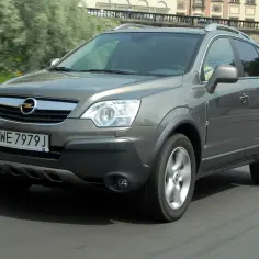 Szary Opel Antara w ruchu miejskim. Wiele osób szuka opinii o tym modelu przed zakupem.
