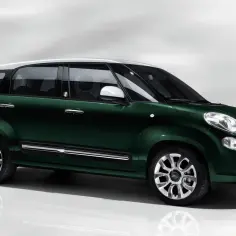 Zielony Fiat 500XL z białym dachem, elegancki i przestronny, gotowy na miejskie przygody.
