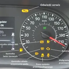 Na desce rozdzielczej świeci się kontrolka trakcji, obok kontrolki silnika i ABS.