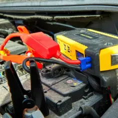 Jak podłączyć prostownik w mondeo mk4 bez ryzyka uszkodzenia akumulatora