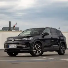 Czarny Volkswagen Tiguan na parkingu. Wiele osób szuka **volkswagen tiguan opinie** przed zakupem.