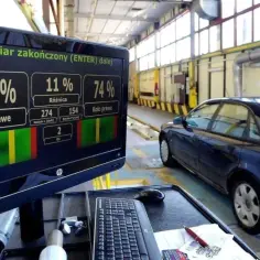 Wyniki przeglądu technicznego samochodu: lewe koło 66%, prawe 74%, różnica 11%. Sprawdzają hamulce i oś.