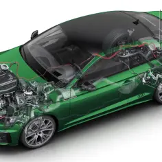 Przekrój zielonego Audi A5 Coupé ukazujący silnik, układ napędowy i elementy zawieszenia. To przykład miękkiej hybrydy, gdzie technologia wspiera tradycyjny silnik.